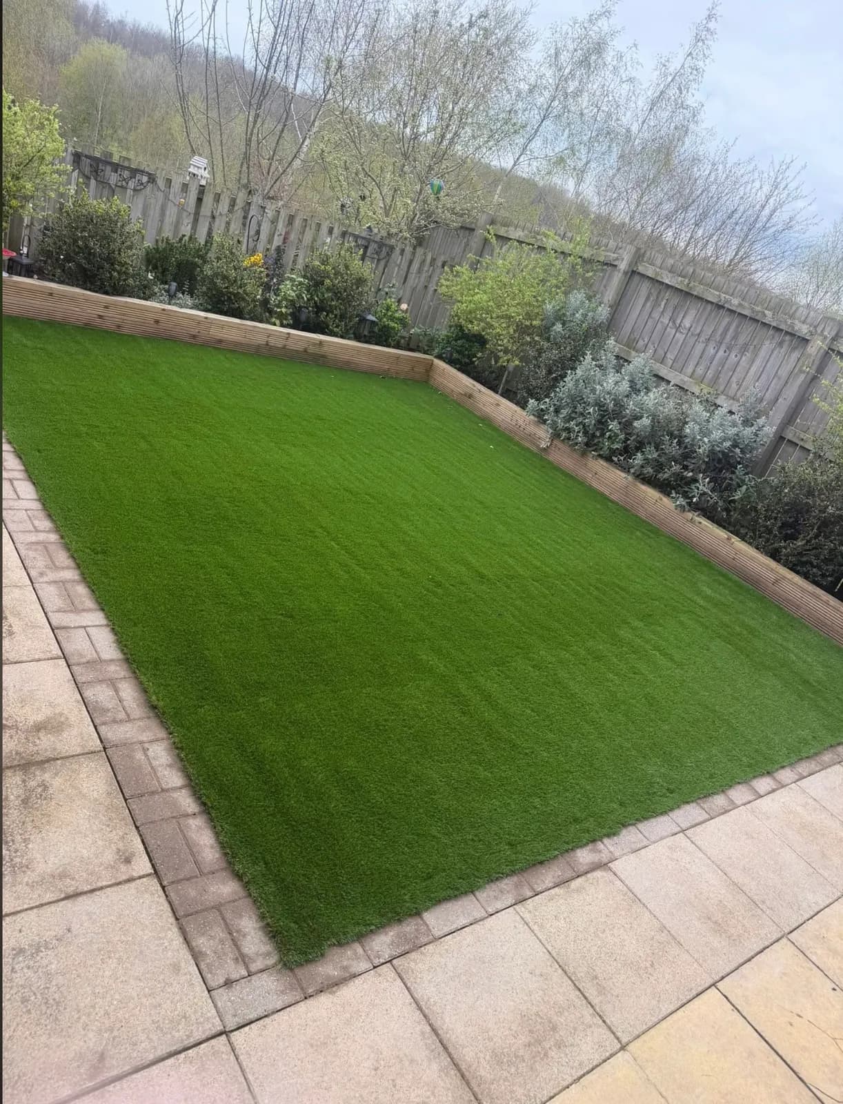 Artificial grass lawn with a paved border by Akromis